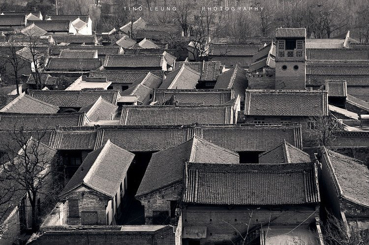 从高处俯瞰党家村,是一座座整齐的四合院落,中间最高的便是看家楼,能