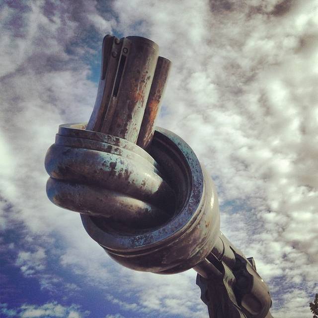 打结的手枪雕塑