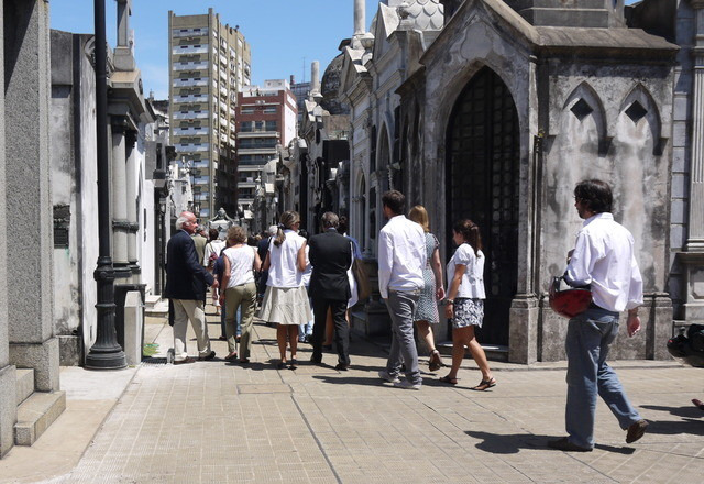 公墓与送葬队伍图片