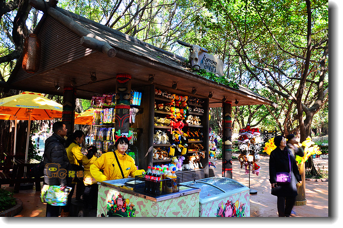 景区内商店无处不在,片区进出口都设在商店内,务求让每一个顾客何时何