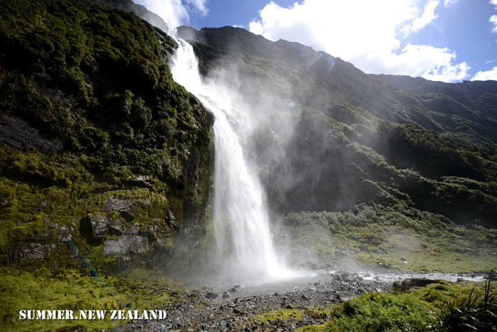 "萨瑟兰德瀑布 ，落差580米，分为三段，从瀑布的附近向上看非常有震撼力。也是我们徒步者的成员_萨瑟兰德瀑布"的评论图片