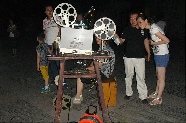 我们正好赶上了晚上露天电影的放映