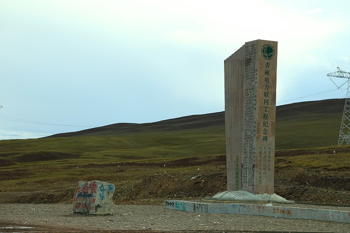 "这边风景很美，山体五颜六色的，还有湖泊河流密布纵横，触手可及的雪山_唐古拉山口"的评论图片