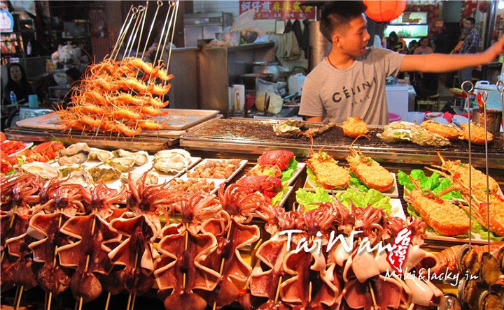 六合夜市★★★☆ 感受:到台湾就是来找吃的，一进夜市就花眼了，好不好吃那看个人喜好了，就是人实