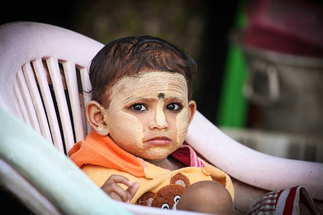 一个非常漂亮的缅甸女孩 妈妈害怕小孩被晒伤,脸上涂满了特纳卡