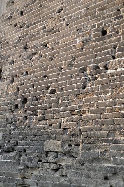 满是弹孔的墙面,似乎在无声诉说着那段血与火的历史!