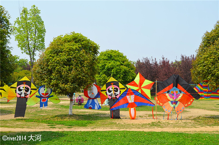 晴朗的午后,在长江边大片的草地上放风筝绝对是个不错的选择_北固山&