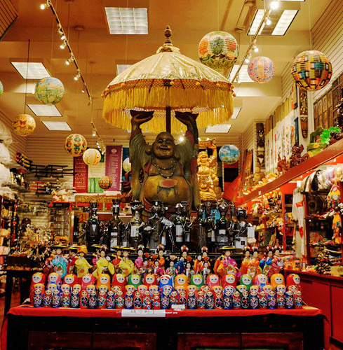 中国的佛像,日本的人偶,俄罗斯的套娃,卖的东西实在有些杂.