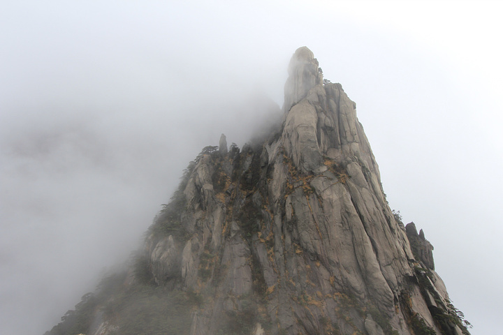 "建议爬山时带好雨衣与登山杖。黄山上风景很好，即便是雨天，耐心等候，也可能等的到太阳_黄山风景区"的评论图片