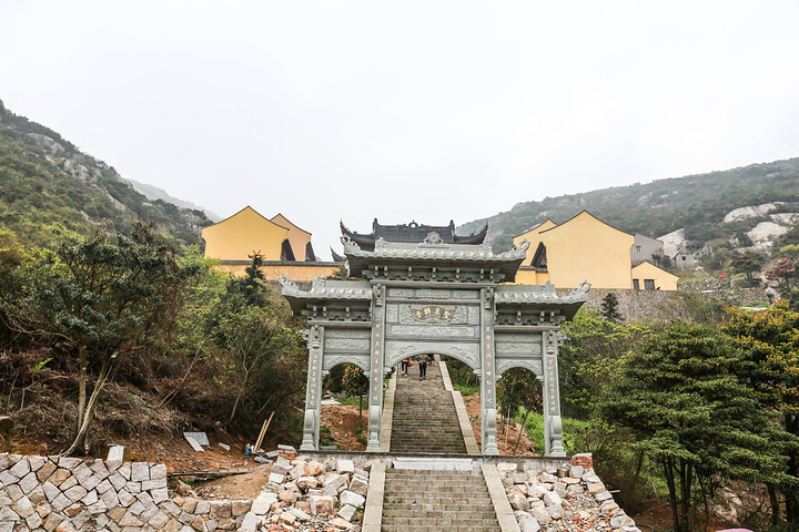 安期炼丹洞——位于海拔482米高处,相传安期生为避暴秦,隐居安期峰