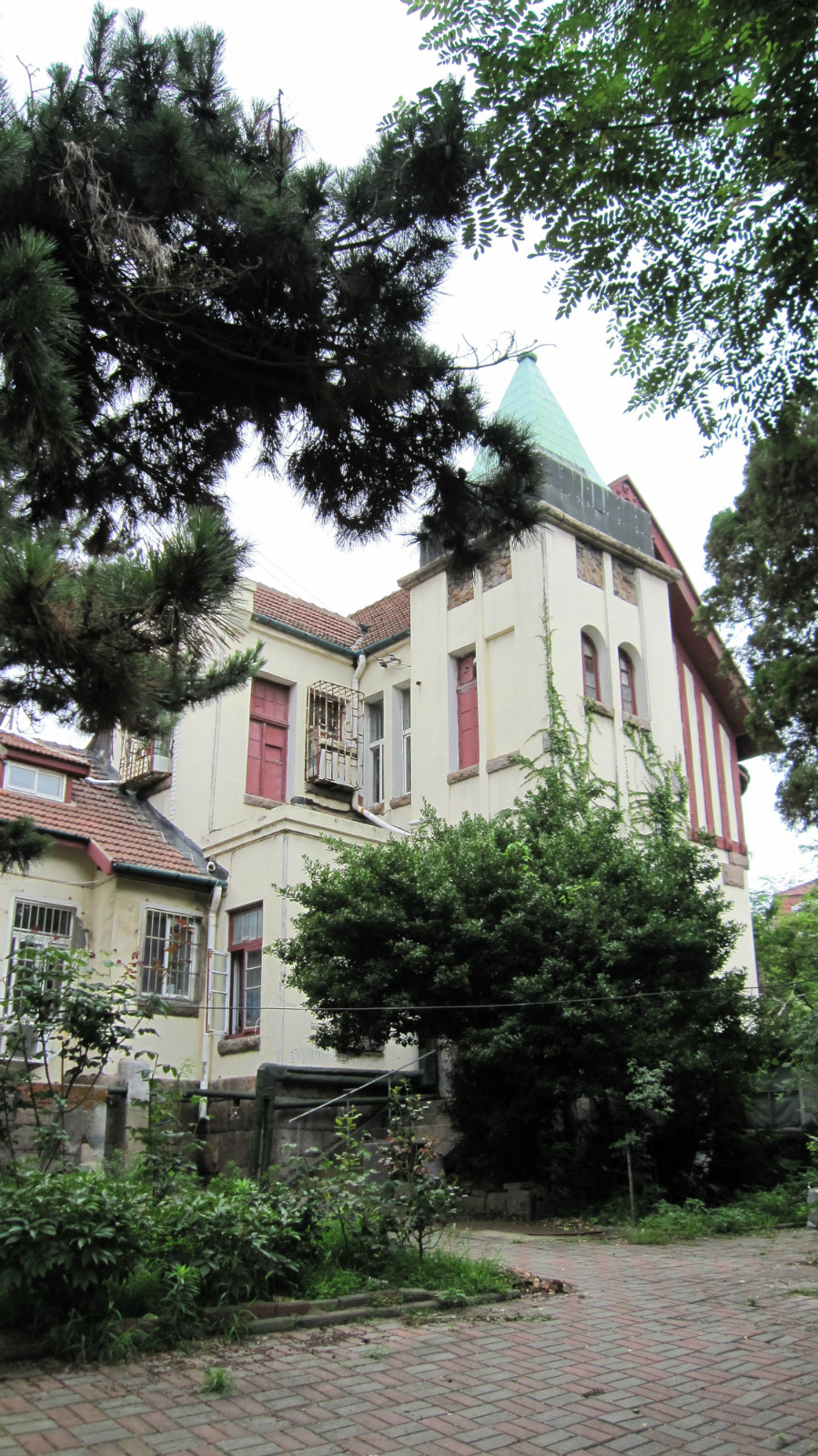 青岛文化名人故居一条街位于青岛市福山路,街上有包括沈从文,梁秋实