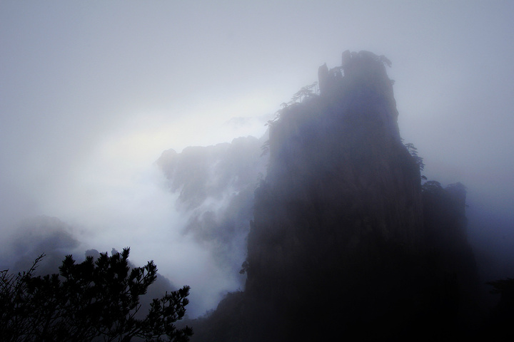 "建议爬山时带好雨衣与登山杖。黄山上风景很好，即便是雨天，耐心等候，也可能等的到太阳_黄山风景区"的评论图片