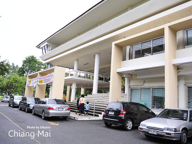 师兄带我们去孔子学院参观。清迈大学比较大,