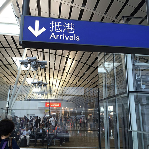 2017香港机场真的好大,下了飞机之后还要坐小