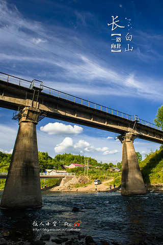 "水天一色。河的对岸是老松江村，有不少村民在河边劳作、游玩，一片安逸的景象。蜿蜒的“松江河”_松江河森林公园"的评论图片