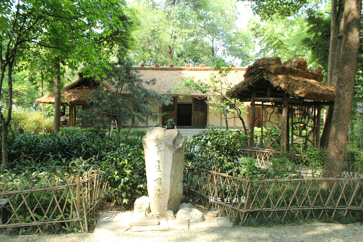 建筑古朴典雅,园林清幽秀丽,是中国文学史上的一块圣地_杜甫草堂"