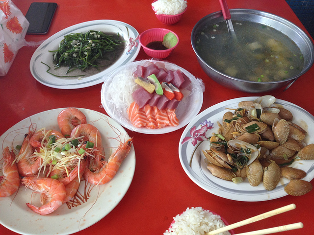 走啊走,当然要去后壁湖吃辉哥生鱼片啦。等位