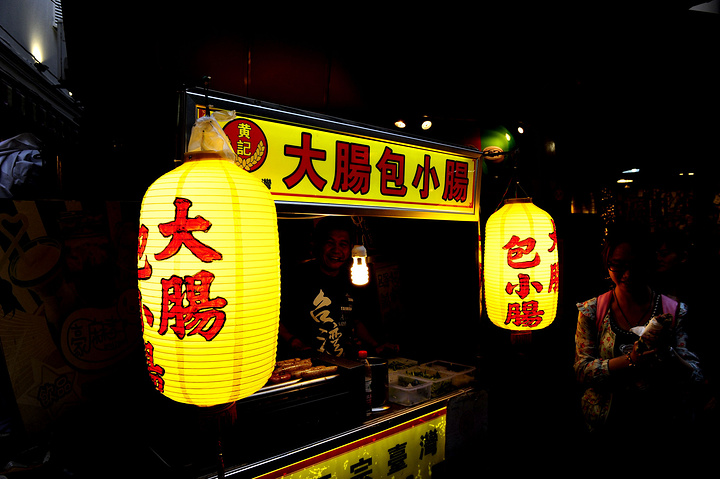龙头路是鼓浪屿岛上最重要的一条购物美食街,小店遍布,集中着著名的岛