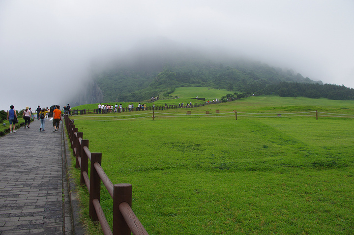 21城山日出峰是济州岛上我个人认为最值得一去的景点 济州岛最值得看的还是自然风光的景色 这里有着其 城山日出峰 评论 去哪儿攻略