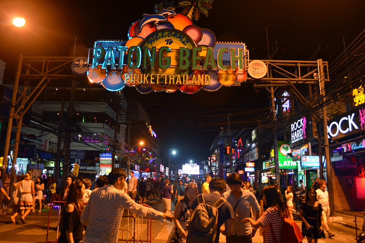 有很多露天酒吧,钢管舞女直接站在吧台上跳舞