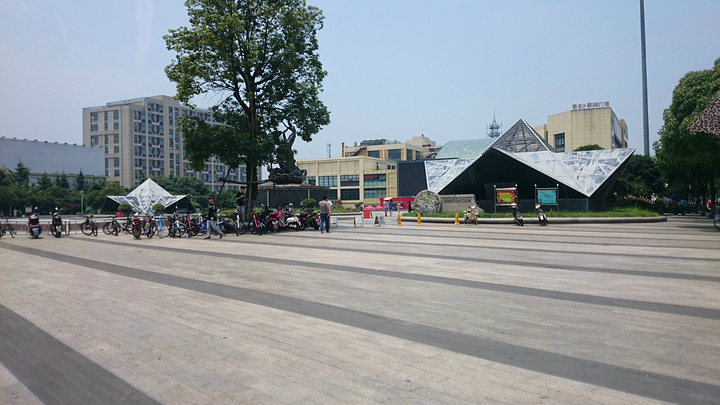 附近购物中心也越开越多,西城广场地下停车位相对现在的停车需求来说