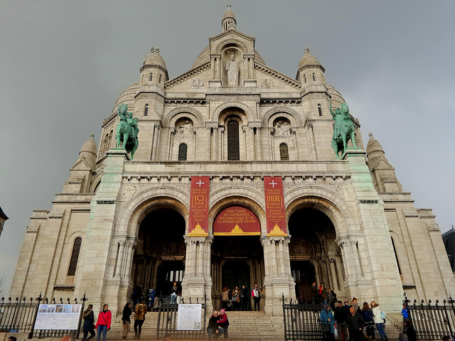 2017圣心教堂下面同时也是巴黎的红灯区,住的