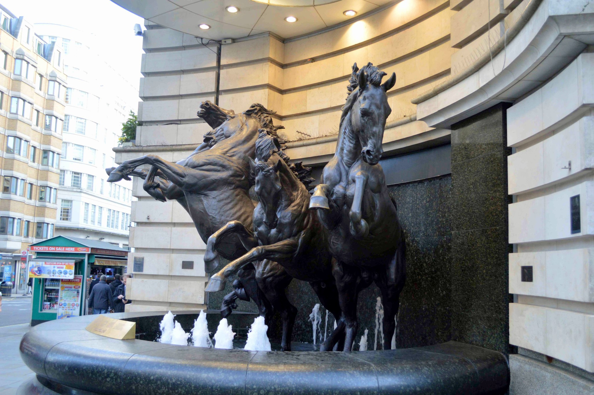 开放时间:全天 地址:piccadilly circus, london w1j 9hp 旅游时节