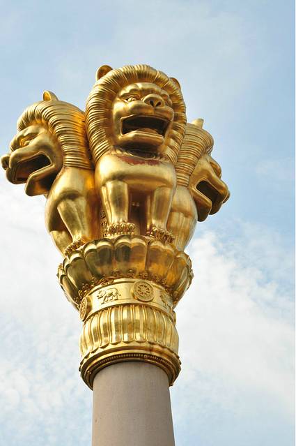 梵幢上部为代表佛陀说法的《四面狮吼》像,金光灿灿