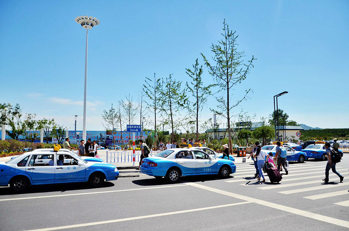 好在烟台南站有城际大巴与公交车直达市中心，这一点还是很nice的!也是隶属于济南铁路局管辖