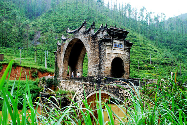 定南县九曲---长滩风光游览区古语云: "江西九十九条河,只有一条通