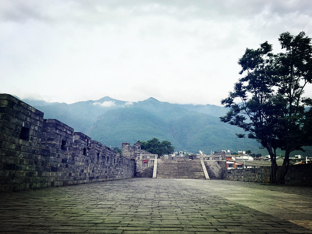 20177:22火车抵达大理站,出站口就有8路公._大