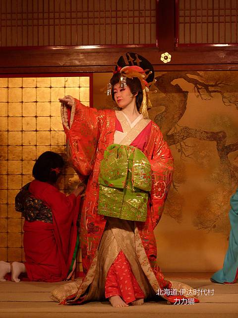 这个就是表演花魁的演员了,年龄有些大了哈?