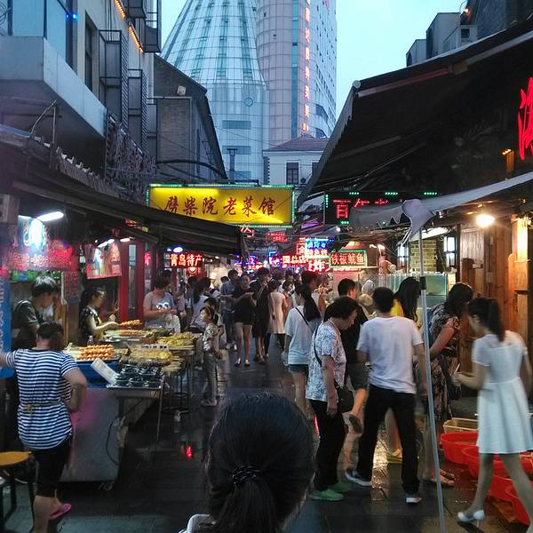 89 首页 美食详情 来青岛不可不喝青岛啤酒,同样不可不来劈柴院.