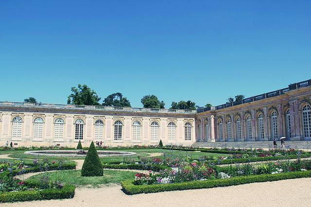 而且花园的西南方还连接着凡尔赛宫里面最叹为观止的大运河.