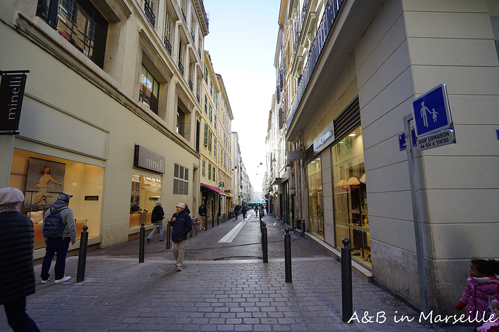 加纳比耶尔大街是延伸到老港的,附近岔路的商业街还蛮多的,有不少的