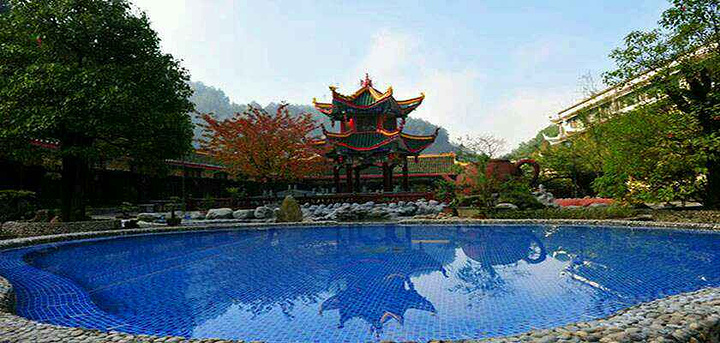 白马峪温泉位于贵州省开阳县白马峪河谷,日涌水量400吨,水温70℃,水质