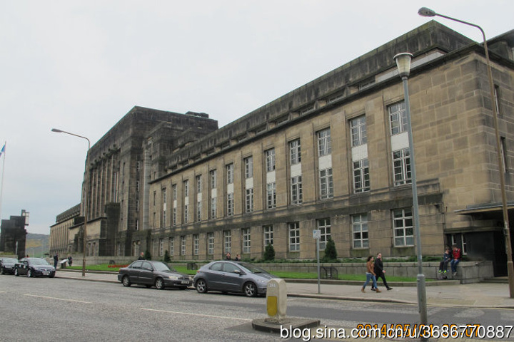 这座山还有一些标志性的古迹和建筑:国家纪念