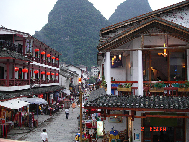 尤其是10点之后,简直就是兰桂坊的另一个版本,酒吧里热闹非凡,各种