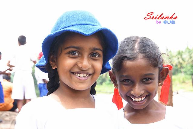 孩子们一开始很羞涩,很快就绽开了笑脸.