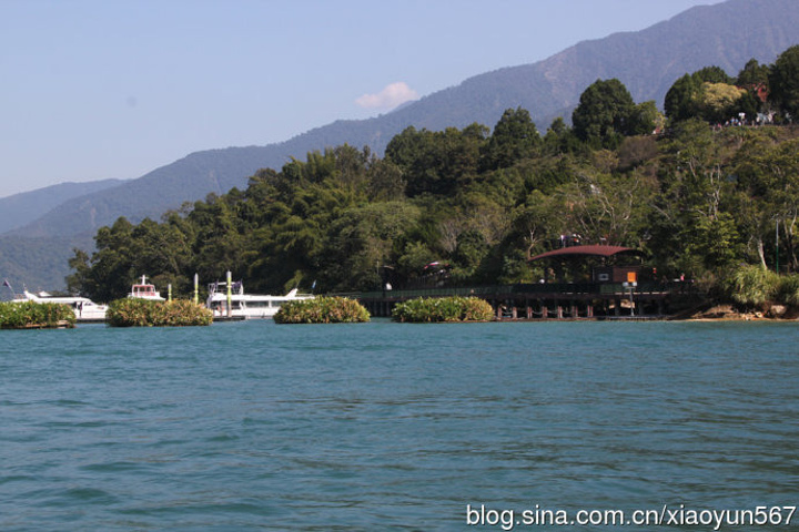 的水社大山高逾二千公尺,朝霞暮霭,山峰倒影,风