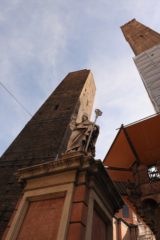 对外开放的,如果不嫌累,就可以欣赏全城美景,不过据说爬这座塔的人上