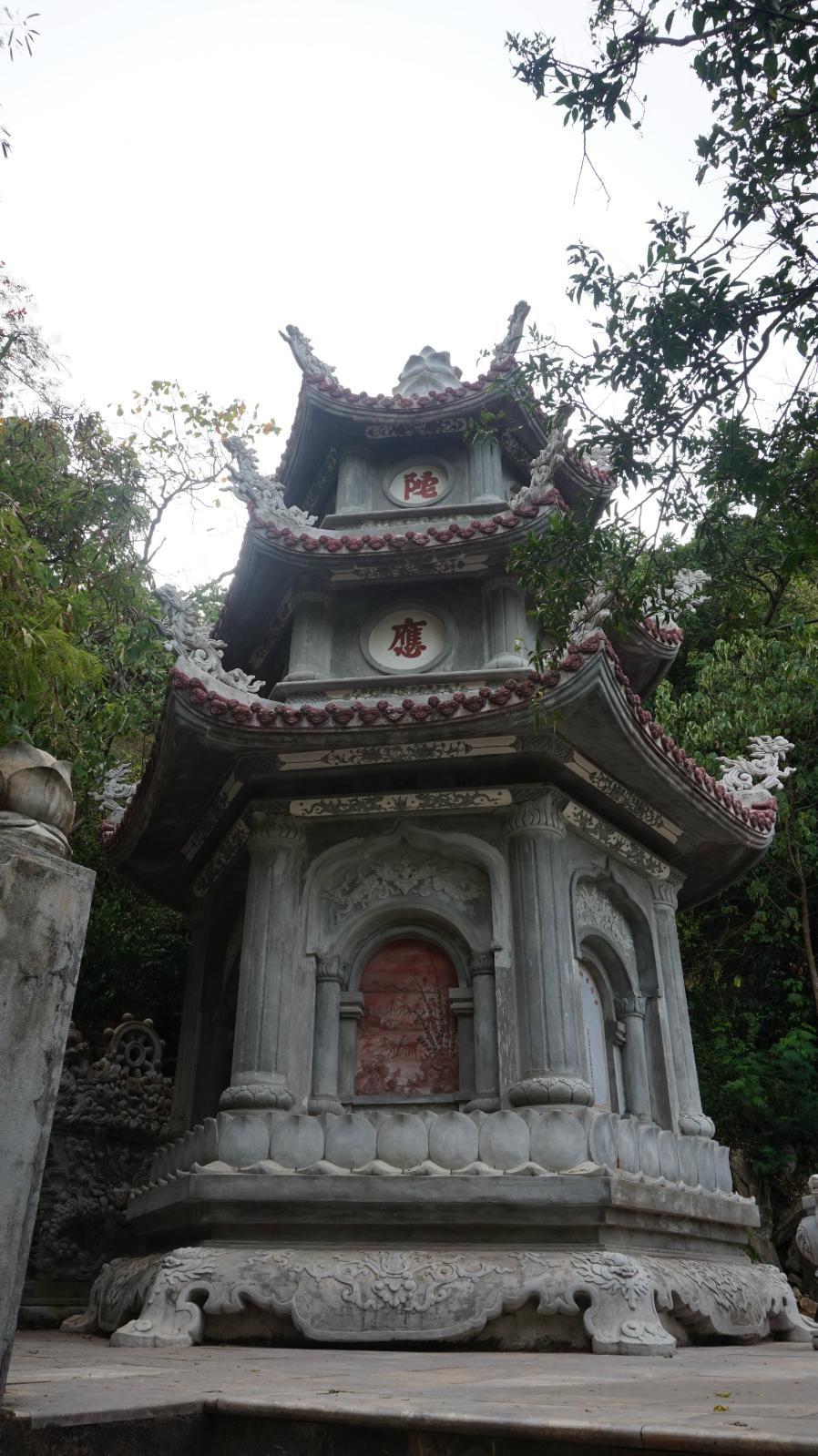 五行山景区包括金木水火2顶土有许多洞穴和古寺每座洞穴和寺庙都有