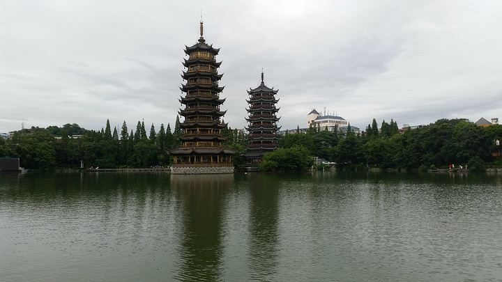 有残疾人卖唱,她说唱得很好,说别人很可怜,给了10元_日月双塔"的