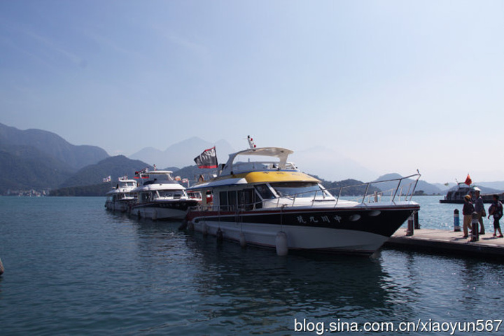 的水社大山高逾二千公尺,朝霞暮霭,山峰倒影,风