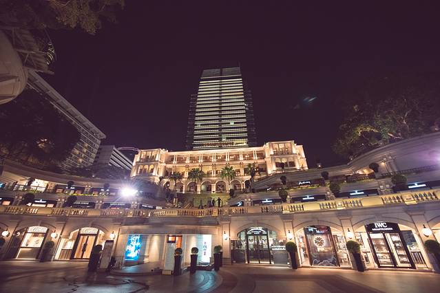 弥敦道位于香港九龙,连接旺角与尖沙咀这两个主要商业区,是香港最著名