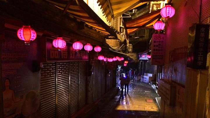 21浓浓的人文气息是老街朴实的风情写照 来到九份 几乎所有的人都会到基山街游玩 街上满是各种商店 九份老街 评论 去哪儿攻略