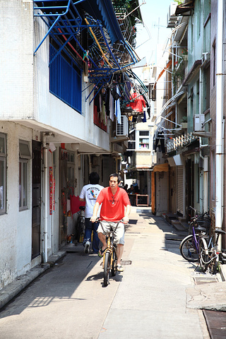 非常安静著名的女星周海媚就是长洲人再往前走几步就是海滩了走了半天