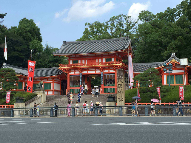 2023错过了祗园祭，貌似是日本三大祭典之一。貌似我们错过了衹园祭。下次要鼓起勇气跟浴衣妹子拍照。晚上效果_八坂神社-评论-去哪儿攻略