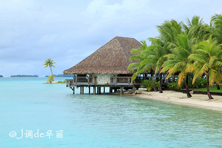 .备,开放式的健身中心与临海的无边际造型泳池