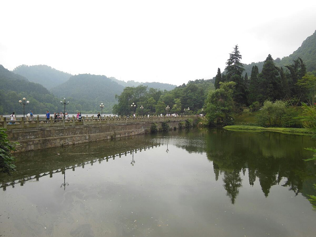 黔灵湖风景很不错山下悠闲的人们还有观赏区的野生猕猴黔灵山公园早上